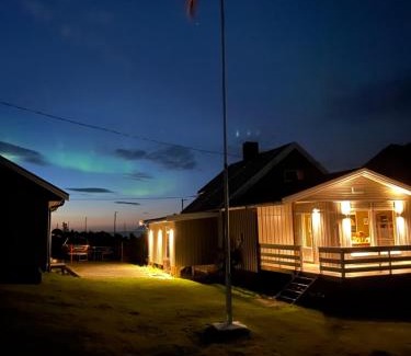 Lyngen House | Koselig hus nær sjø og fjell