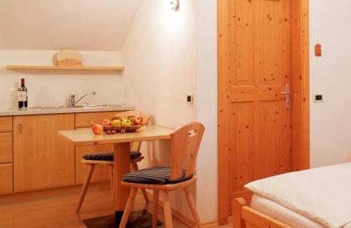 Nalles Apartment | Kreuzwegerhof Nals "Gutshof" - historic living with natural Pool Oasis