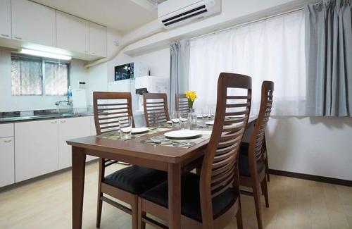 Dotonbori Apartment | Kuromon Dotonbori 3 min!Sleeps 8!Hot and cold water server installed! Fast Wifi!