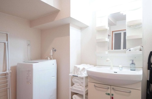 Dotonbori Apartment | Kuromon Dotonbori 3 min!Sleeps 8!Hot and cold water server installed! Fast Wifi!