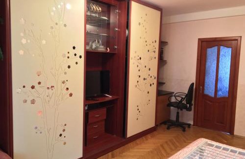 Dniprovs'kyi District Apartment | Kvartira Posutochno vozle Metro Levoberezhnaya