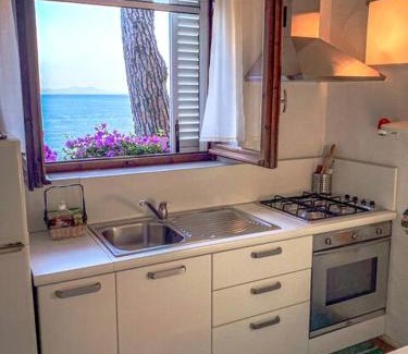 Ameglia Apartment | La Bouganville - accesso a mare privato