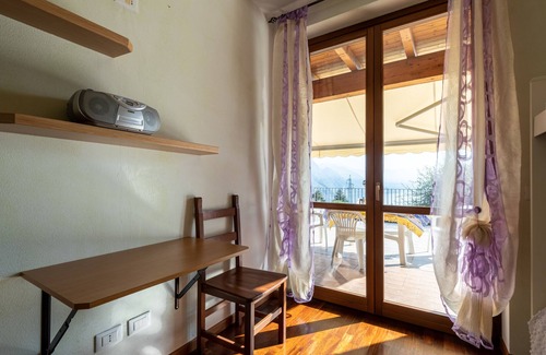 Solto Collina Apartment | La casa di Sarah - Two Bedroom Apartment, Sleeps 5