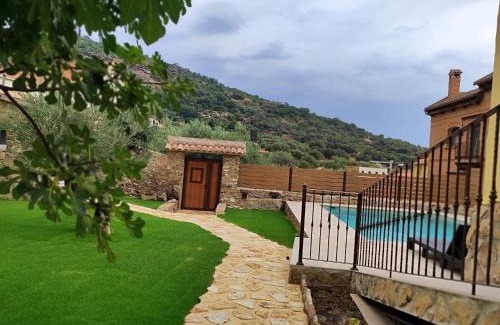 Castillo de Bayuela Ski Chalet | La casita de Ra