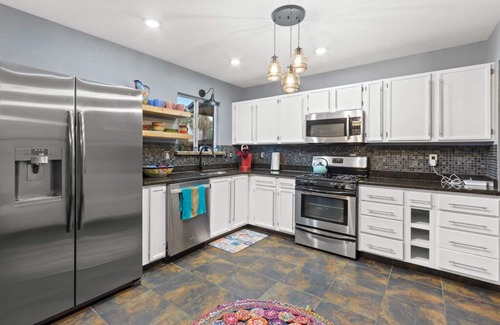 El Paso House | La Casita Experience, Sleeps 12, Hot Tub Jacuzzi