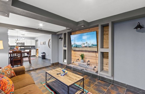 El Paso House | La Casita Experience, Sleeps 12, Hot Tub Jacuzzi