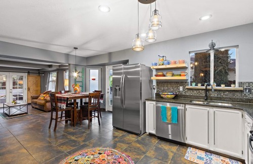 El Paso House | La Casita Experience, Sleeps 12, Hot Tub Jacuzzi