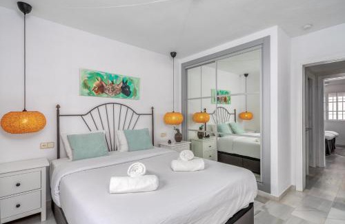 Castillo de Sabinillas Apartment | La Duquesa apt with pool by Costarentals - Ref M8