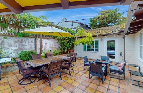 Country Club House | La Jolla Historic Gem, Hot Tub, Game Room, Garden Oasis with Firepit & Courtyard Dining