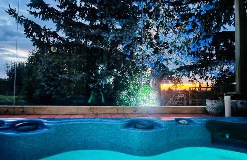 Blandin Bed & Breakfast | La k abane jacuzzi extérieur chauffée piscine de saison totalement privatisé