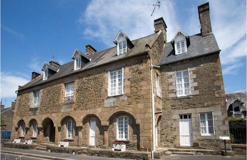 Pontorson Villa | La Maison Guischard de la Ménardière dite La Maison Romane gîte