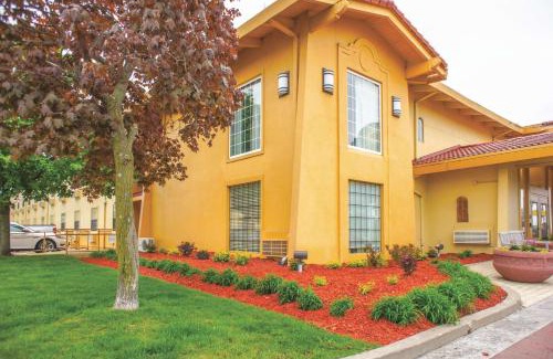 Quad Cities Hotel | La Quinta Inn by Wyndham Moline Airport