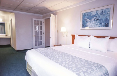 Quad Cities Hotel | La Quinta Inn by Wyndham Moline Airport