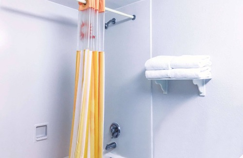 Quad Cities Hotel | La Quinta Inn by Wyndham Moline Airport