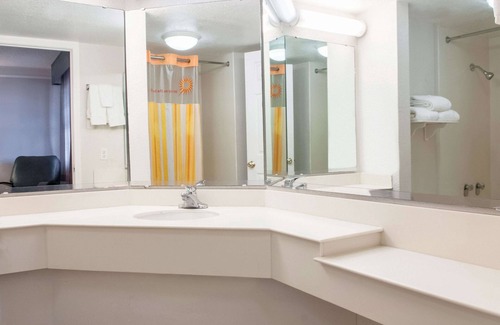 Kenner - Louis Armstrong International Airport Hotel | La Quinta Inn by Wyndham New Orleans Veterans/Metairie