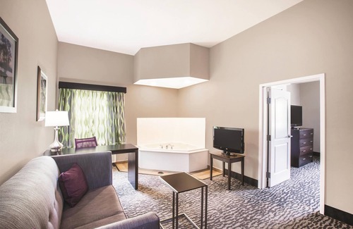 Broadmoor Hotel | La Quinta Inn & Suites by Wyndham Baton Rouge Denham Springs