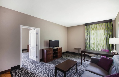 Broadmoor Hotel | La Quinta Inn & Suites by Wyndham Baton Rouge Denham Springs