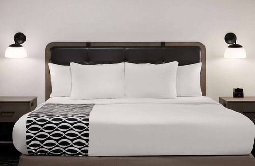 North Olmsted Hotel | La Quinta Inn & Suites by Wyndham Cleveland Airport West