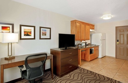 The Section Seven Hotel | La Quinta Inn & Suites by Wyndham Las Vegas Red Rock