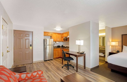 The Section Seven Hotel | La Quinta Inn & Suites by Wyndham Las Vegas Red Rock