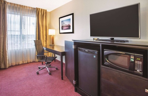 O'Fallon Hotel | La Quinta Inn & Suites by Wyndham O'Fallon, IL - St. Louis