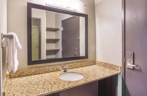 O'Fallon Hotel | La Quinta Inn & Suites by Wyndham O'Fallon, IL - St. Louis