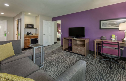 Visalia Hotel | La Quinta Inn & Suites by Wyndham Visalia/Sequoia Gateway