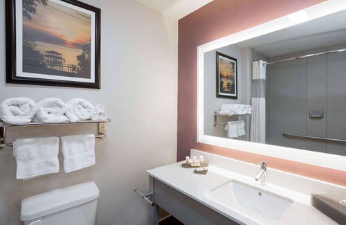 Daphne Hotel | La Quinta Inn & Suites by Wyndham Mobile - Daphne