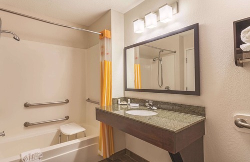 Elizabethtown Hotel | La Quinta Inn & Suites by Wyndham Elizabethtown