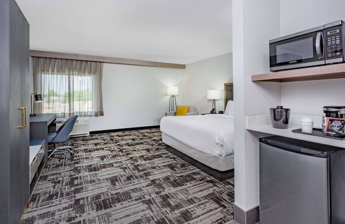 South Bend Hotel | La Quinta Suites by Wyndham South Bend Notre Dame Area