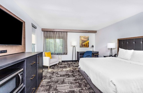 South Bend Hotel | La Quinta Suites by Wyndham South Bend Notre Dame Area