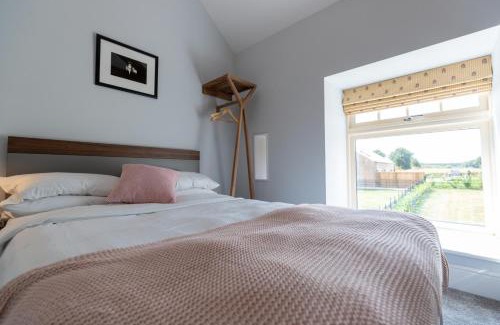 Worksop Apartment | La Roche-Barn with hot tub on the Welbeck estate
