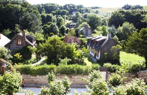 Saint-Jouin-Bruneval Villa | La Villa Flore, Charming thatched cottage 330 m from the sea, 6 km from Étretat!