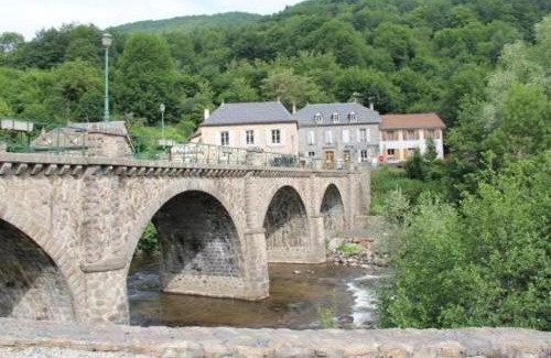 Ferrieres-Saint-Mary Apartment | la violette
