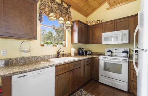Blue Eye House | Labor Day Open-Secluded Home- Mountain Estate with Stunning Lake Views & Cleared Trail to water!