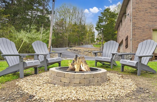 Blue Eye House | Labor Day Open-Secluded Home- Mountain Estate with Stunning Lake Views & Cleared Trail to water!