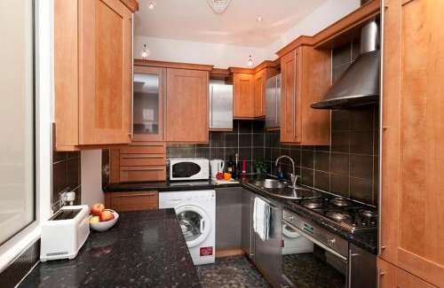 Nottingham City Centre Apartment | Lace Market Apartments - City Centre - 4 Beds Apartment with 2 Bathrooms and full Kitchen in George Street - close to Victoria Centre Shopping Centre and the Mercure Hotel - Outdoor Parking for Cars or Vans at five pounds a day