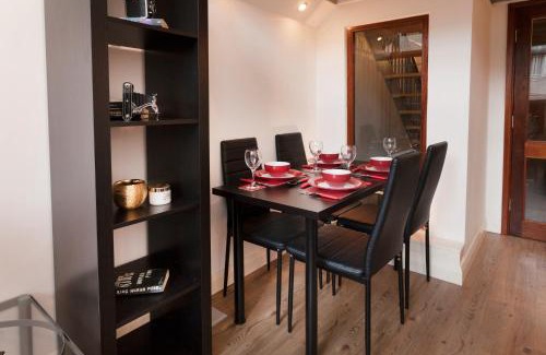 Nottingham City Centre Apartment | Lace Market Apartments - City Centre - 4 Beds Apartment with 2 Bathrooms and full Kitchen in George Street - close to Victoria Centre Shopping Centre and the Mercure Hotel - Outdoor Parking for Cars or Vans at five pounds a day