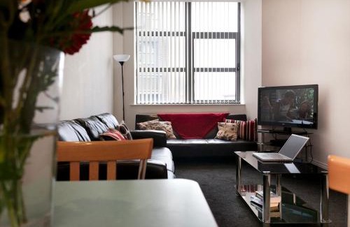 Nottingham City Centre Apartment | Lace Market Apartments - City Centre - 4 Beds Apartment with 2 Bathrooms and full Kitchen in George Street - close to Victoria Centre Shopping Centre and the Mercure Hotel - Outdoor Parking for Cars or Vans at five pounds a day