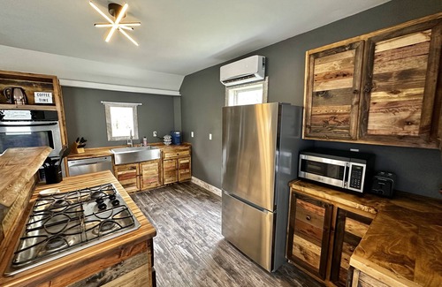 Ladysmith Cottage | Ladysmith Cozy Cottage - Copper Tub - Waterfront