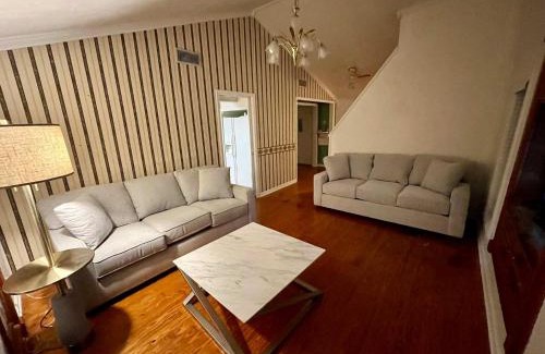 Lafayette House | Lafayette House-5 BR Garden Kitchen & Free Parking