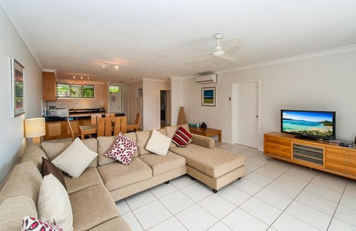 Hamilton Island Apartment | Lagoon Beachfront Lodge 003 on Hamilton Island by HamoRent