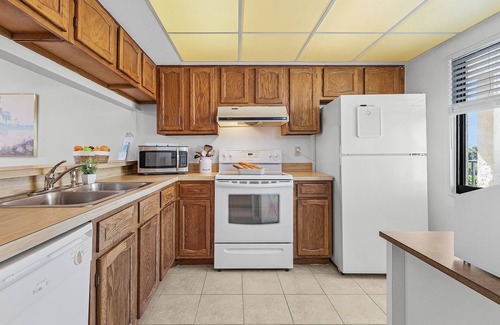 Mid Island Condo | Lake Access, Community Pool, Tennis & Pickleball -Condo Lagoon Landing -Roelens