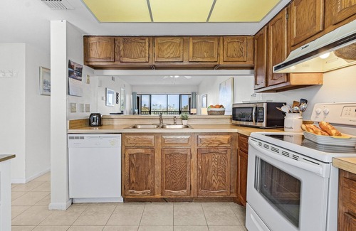 Mid Island Condo | Lake Access, Community Pool, Tennis & Pickleball -Condo Lagoon Landing -Roelens