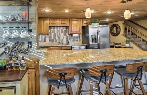 Afton Condo | Lake Cabin-Style Condo @ Shangri La with Private Hot Tub-Couples & Small Family!