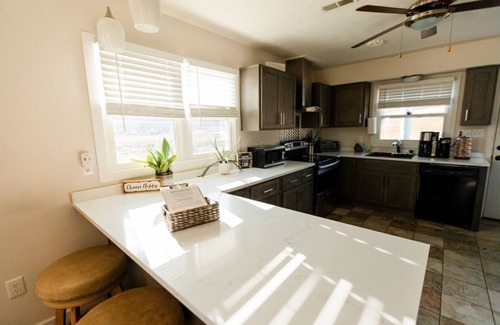 Somerset Cottage | LAKE CUMBERLAND, FENCED YARD, FIRE PIT, HOT TUB, 100 meg internet, FIREPLACE