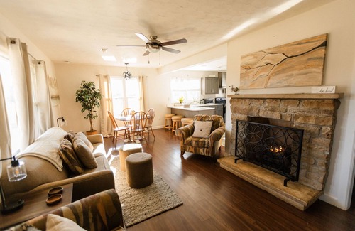 Somerset Cottage | LAKE CUMBERLAND, FENCED YARD, FIRE PIT, HOT TUB, 100 meg internet, FIREPLACE