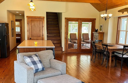 Delavan Lake Cottage | Lake Delavan Hideaway - Carl’s Cottage - Water View Bliss, Dock & Cozy Fireplace