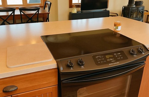 Delavan Lake Cottage | Lake Delavan Hideaway - Carl’s Cottage - Water View Bliss, Dock & Cozy Fireplace