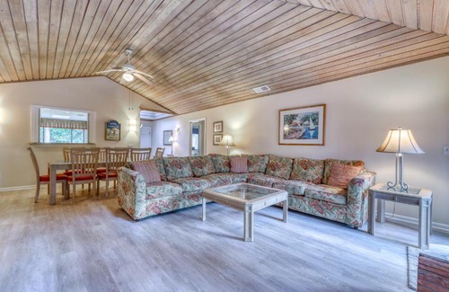 Sea Pines Hotel | Lake Forest 3325